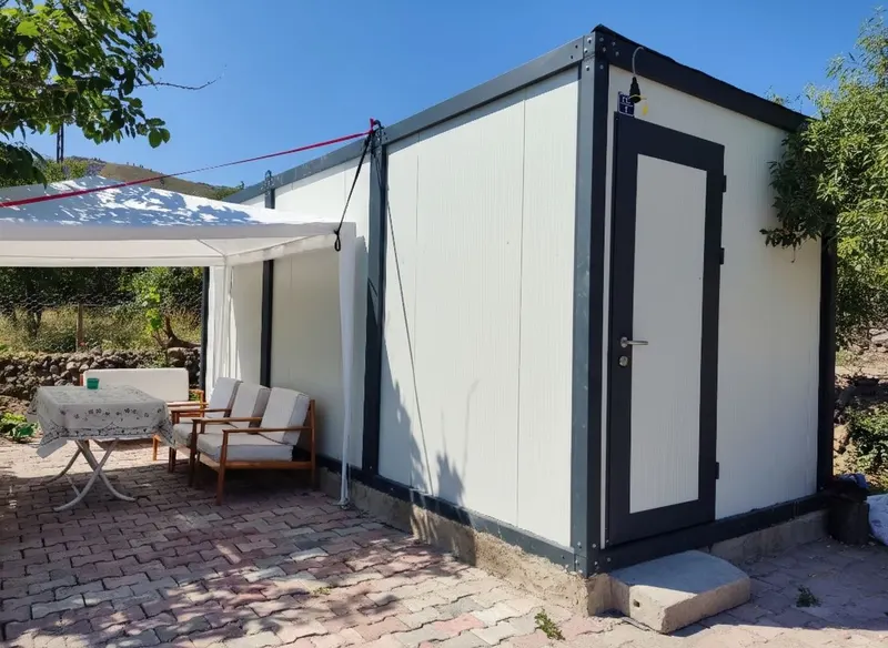 A B2KON storage cabin in a backyard
